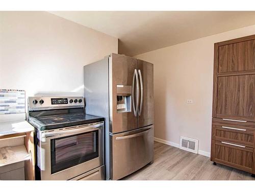 4606 41 Avenue, Red Deer, AB - Indoor Photo Showing Kitchen