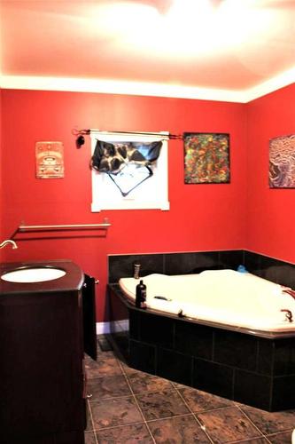 4 Selkirk Avenue, Hughenden, AB - Indoor Photo Showing Bathroom