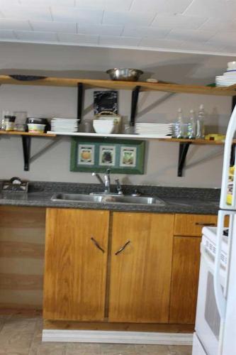 4 Selkirk Avenue, Hughenden, AB - Indoor Photo Showing Kitchen