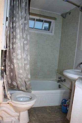 4 Selkirk Avenue, Hughenden, AB - Indoor Photo Showing Bathroom