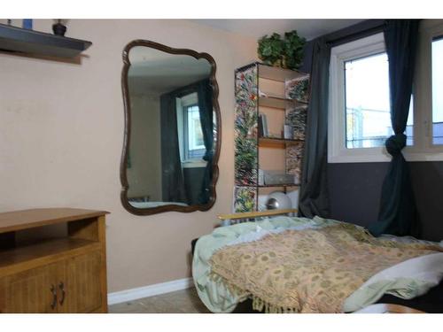 4 Selkirk Avenue, Hughenden, AB - Indoor Photo Showing Bedroom