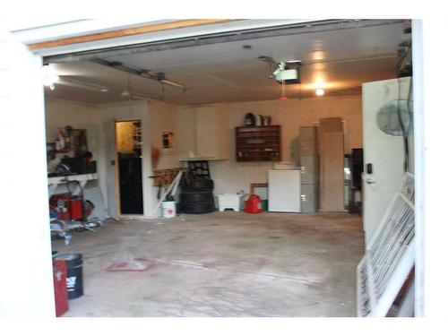 4 Selkirk Avenue, Hughenden, AB - Indoor Photo Showing Garage