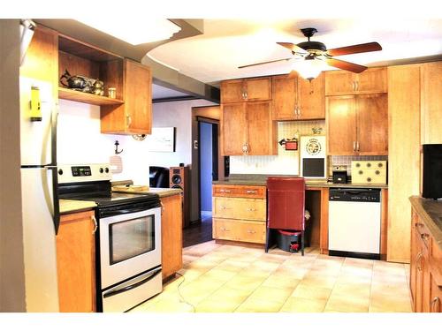 4 Selkirk Avenue, Hughenden, AB - Indoor Photo Showing Kitchen