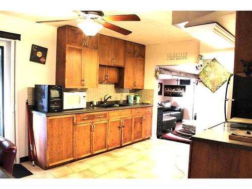 4 Selkirk Avenue, Hughenden, AB - Indoor Photo Showing Kitchen