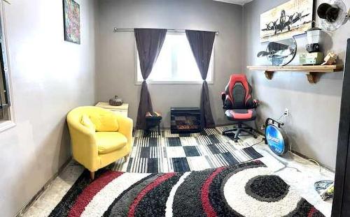 4 Selkirk Avenue, Hughenden, AB - Indoor Photo Showing Other Room