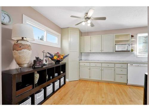 23 Norris Close, Red Deer, AB - Indoor Photo Showing Kitchen