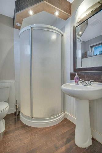 27 Kirby Street, Red Deer, AB - Indoor Photo Showing Bathroom