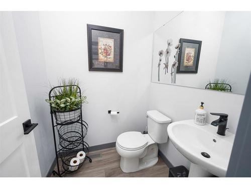 26 Earl Close, Red Deer, AB - Indoor Photo Showing Bathroom