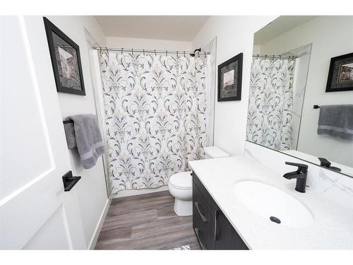 26 Earl Close, Red Deer, AB - Indoor Photo Showing Bathroom