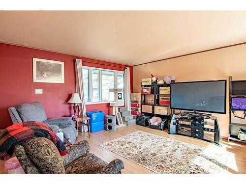 3818 39 Street, Red Deer, AB - Indoor Photo Showing Living Room