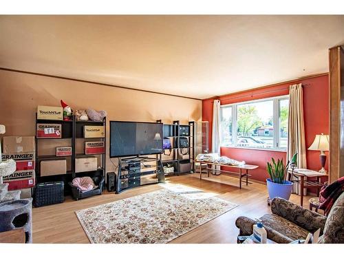 3818 39 Street, Red Deer, AB - Indoor Photo Showing Living Room