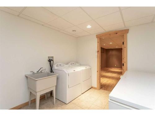 32022 Township Road 440, Rural Ponoka County, AB - Indoor Photo Showing Laundry Room