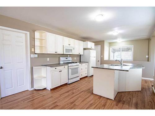 4808 49 Street, Innisfail, AB - Indoor Photo Showing Kitchen