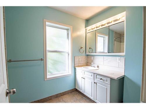 4808 49 Street, Innisfail, AB - Indoor Photo Showing Bathroom