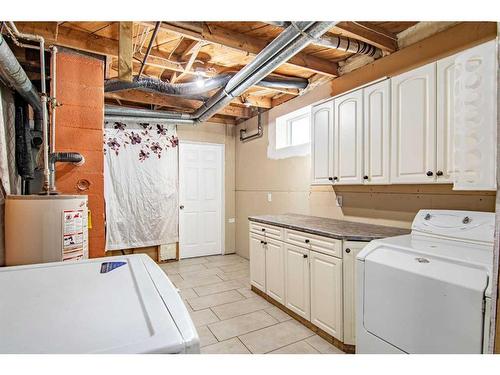 4808 49 Street, Innisfail, AB - Indoor Photo Showing Laundry Room