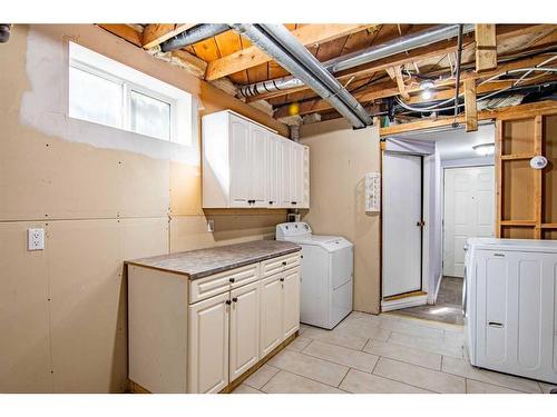 4808 49 Street, Innisfail, AB - Indoor Photo Showing Laundry Room