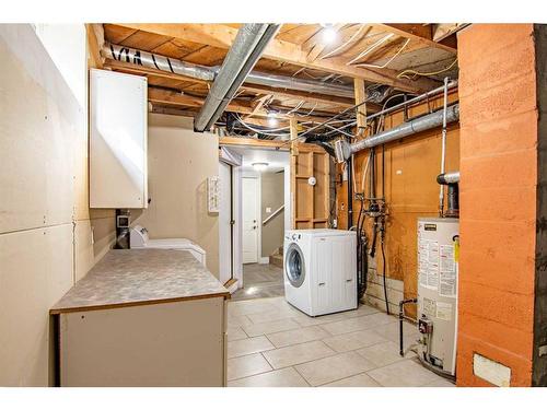 4808 49 Street, Innisfail, AB - Indoor Photo Showing Laundry Room