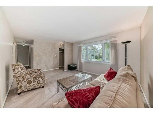 4410 33A Street, Red Deer, AB - Indoor Photo Showing Living Room