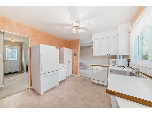 4410 33A Street, Red Deer, AB - Indoor Photo Showing Kitchen