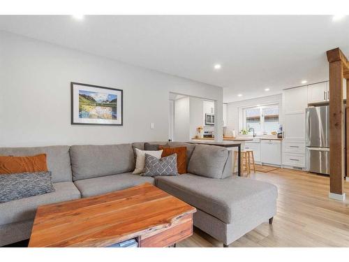 3605 42 Avenue, Red Deer, AB - Indoor Photo Showing Living Room