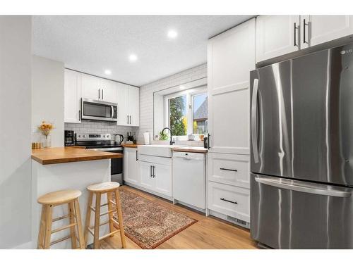 3605 42 Avenue, Red Deer, AB - Indoor Photo Showing Kitchen