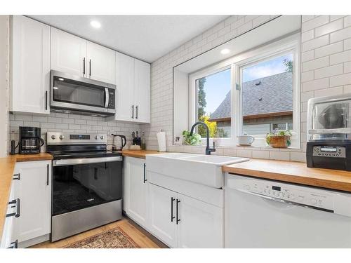 3605 42 Avenue, Red Deer, AB - Indoor Photo Showing Kitchen