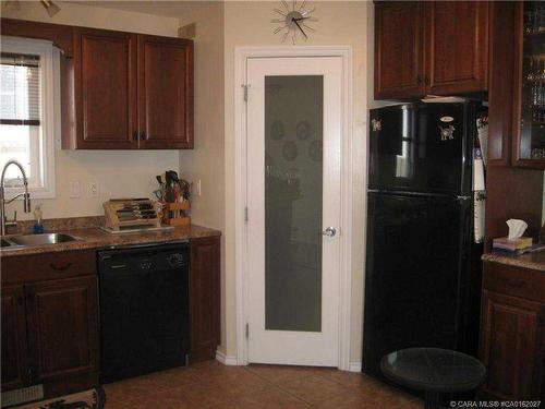 4021-25054 South Pine Lake Road, Rural Red Deer County, AB - Indoor Photo Showing Kitchen