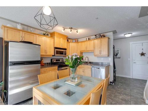 351-2233 34 Avenue Sw, Calgary, AB - Indoor Photo Showing Kitchen