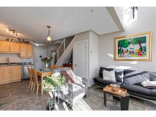 351-2233 34 Avenue Sw, Calgary, AB - Indoor