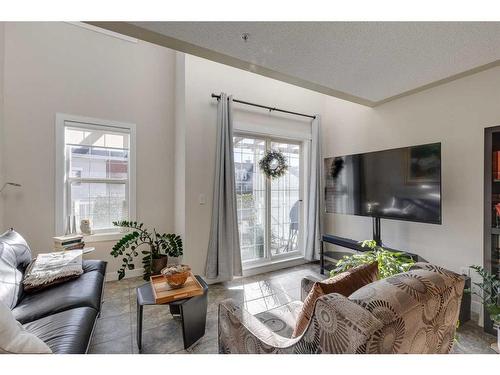 351-2233 34 Avenue Sw, Calgary, AB - Indoor Photo Showing Living Room