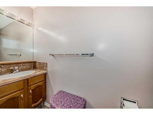 16 Cameron Crescent, Red Deer, AB - Indoor Photo Showing Bathroom