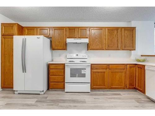 221-20 Coachway Road Sw, Calgary, AB - Indoor Photo Showing Kitchen