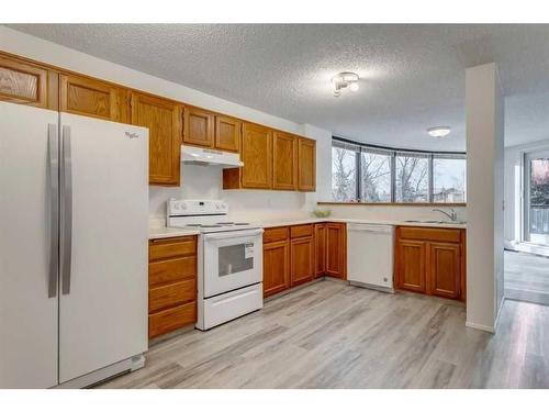 221-20 Coachway Road Sw, Calgary, AB - Indoor Photo Showing Kitchen