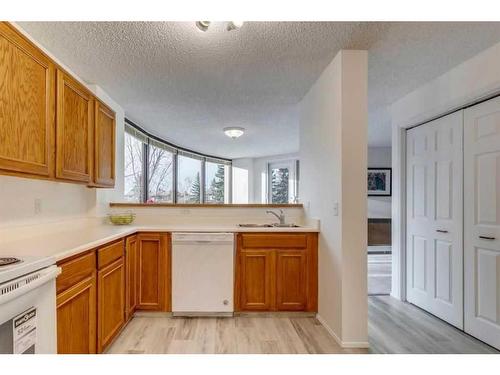 221-20 Coachway Road Sw, Calgary, AB - Indoor Photo Showing Kitchen