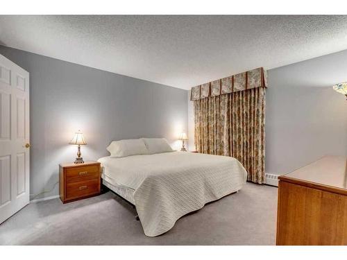 221-20 Coachway Road Sw, Calgary, AB - Indoor Photo Showing Bedroom