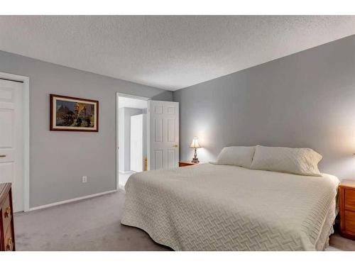 221-20 Coachway Road Sw, Calgary, AB - Indoor Photo Showing Bedroom