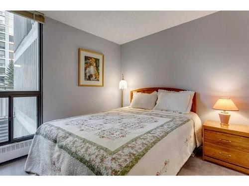 221-20 Coachway Road Sw, Calgary, AB - Indoor Photo Showing Bedroom