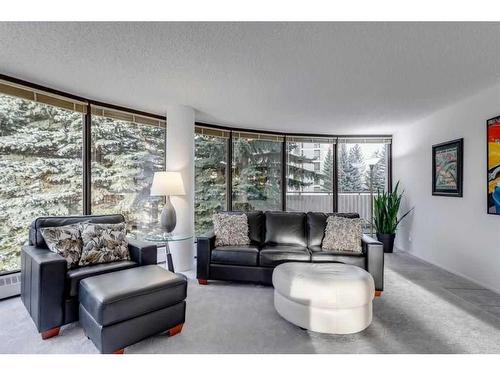 221-20 Coachway Road Sw, Calgary, AB - Indoor Photo Showing Living Room