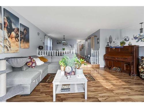 4816 49 Street, Lougheed, AB - Indoor Photo Showing Living Room