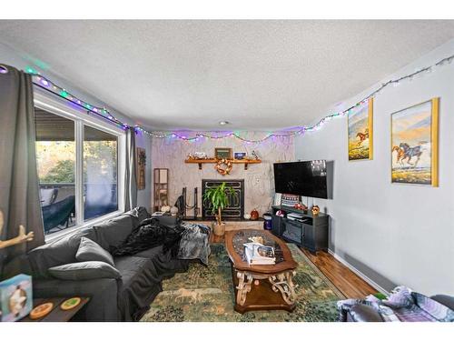 4816 49 Street, Lougheed, AB - Indoor Photo Showing Living Room