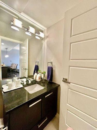 1704-225 11 Avenue Se, Calgary, AB - Indoor Photo Showing Bathroom