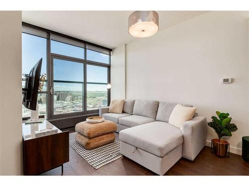 1704-225 11 Avenue Se, Calgary, AB - Indoor Photo Showing Living Room