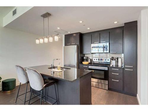 1704-225 11 Avenue Se, Calgary, AB - Indoor Photo Showing Kitchen With Stainless Steel Kitchen