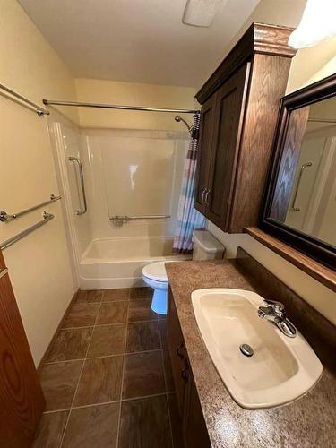 5103 46 Avenue, Ponoka, AB - Indoor Photo Showing Bathroom