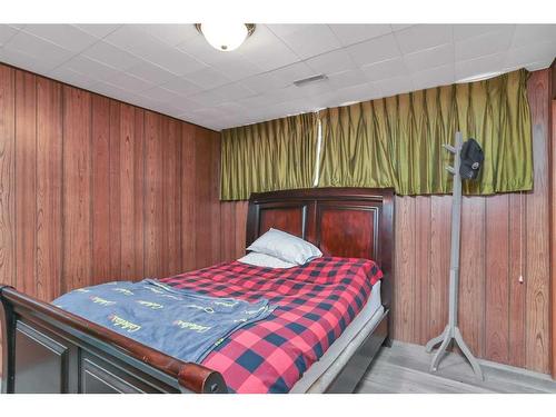 5239 48 Avenue, Sylvan Lake, AB - Indoor Photo Showing Bedroom