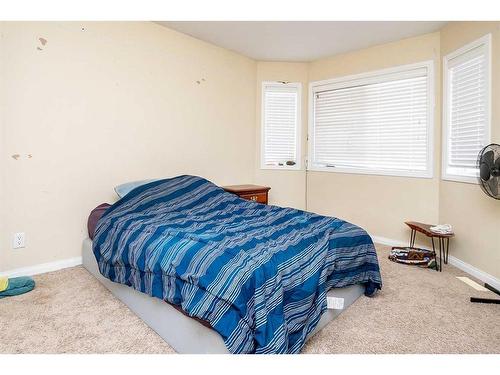 2 Mackenzie Crescent, Lacombe, AB - Indoor Photo Showing Bedroom