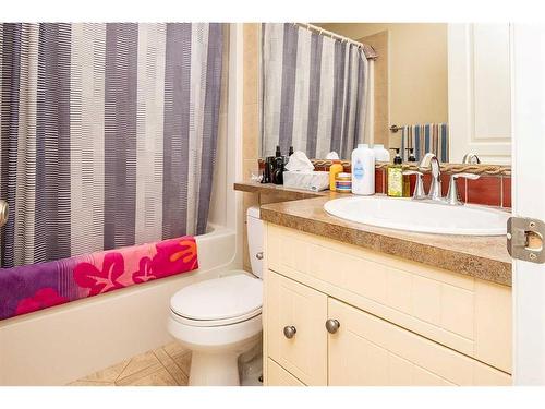 2 Mackenzie Crescent, Lacombe, AB - Indoor Photo Showing Bathroom