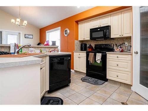 2 Mackenzie Crescent, Lacombe, AB - Indoor Photo Showing Kitchen