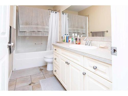 2 Mackenzie Crescent, Lacombe, AB - Indoor Photo Showing Bathroom