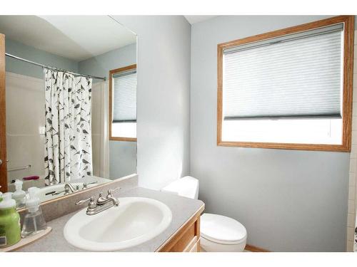 15 Pritchard Close, Sylvan Lake, AB - Indoor Photo Showing Bathroom